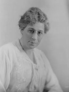 Houston, N.S., Miss, portrait photograph, 1916. Creator: Arnold Genthe