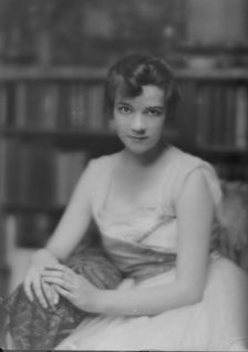 Hoyt, Helen, Miss, portrait photograph, 1916. Creator: Arnold Genthe