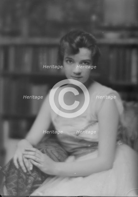 Hoyt, Helen, Miss, portrait photograph, 1916. Creator: Arnold Genthe.