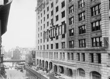 Hoisting 46 ton girder on Cons. Gas Co's Bldg., 1913. Creator: Bain News Service