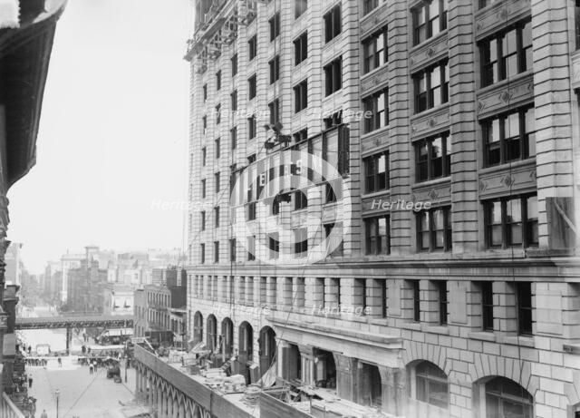 Hoisting 46 ton girder on Cons. Gas Co's Bldg., 1913. Creator: Bain News Service.