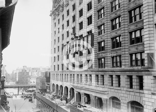 Hoisting 46 ton girder on Cons. Gas Co's Bldg., 1913. Creator: Bain News Service.