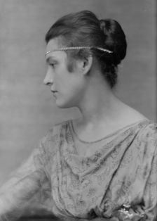 Holch, Anna, Miss, portrait photograph, ca. 1913. Creator: Arnold Genthe