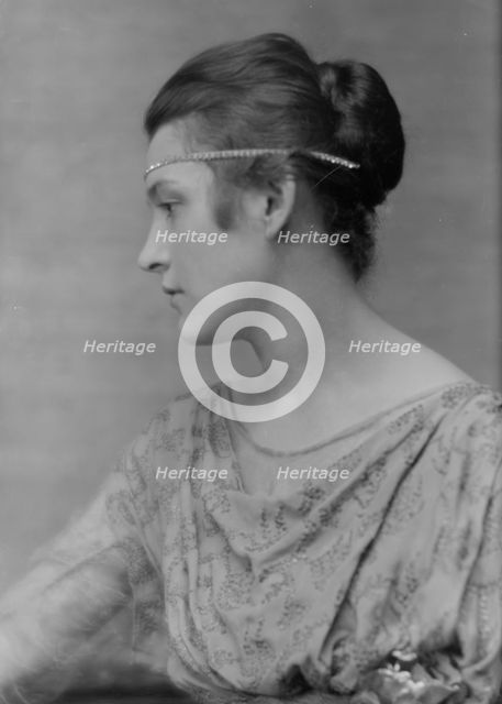 Holch, Anna, Miss, portrait photograph, ca. 1913. Creator: Arnold Genthe.