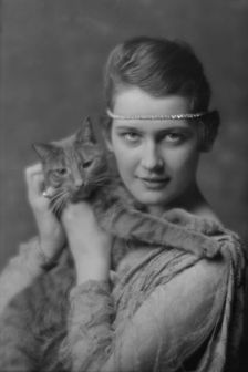 Holch, Anna, Miss, with Buzzer the cat, portrait photograph, ca. 1913. Creator: Arnold Genthe