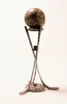 Hole-in-one silver holder with a featherie ball, c1900. Creator: Unknown