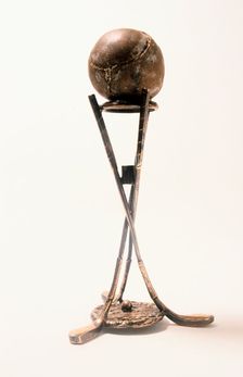 Hole-in-one silver holder with a featherie ball, c1900. Creator: Unknown