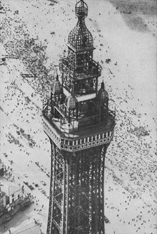 Holiday-Makers Go Aloft c1935