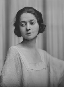 Hollister, Miss, portrait photograph, 1916. Creator: Arnold Genthe
