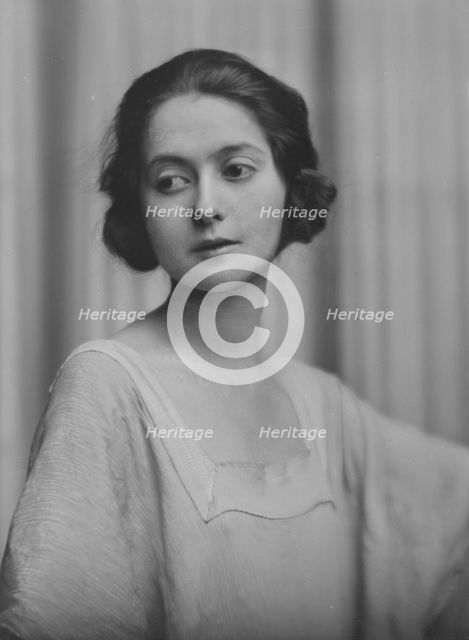 Hollister, Miss, portrait photograph, 1916. Creator: Arnold Genthe.
