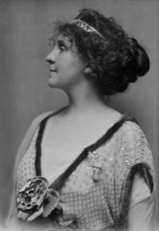 Holt, Winifred, Miss, portrait photograph, 1914 Jan. Creator: Arnold Genthe