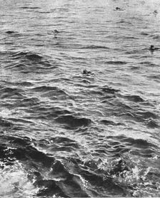 Hommes de l'equipage du Zeppelin "L7" nageant vers le sous-marin anglais qui..., 1916. Creator: Unknown