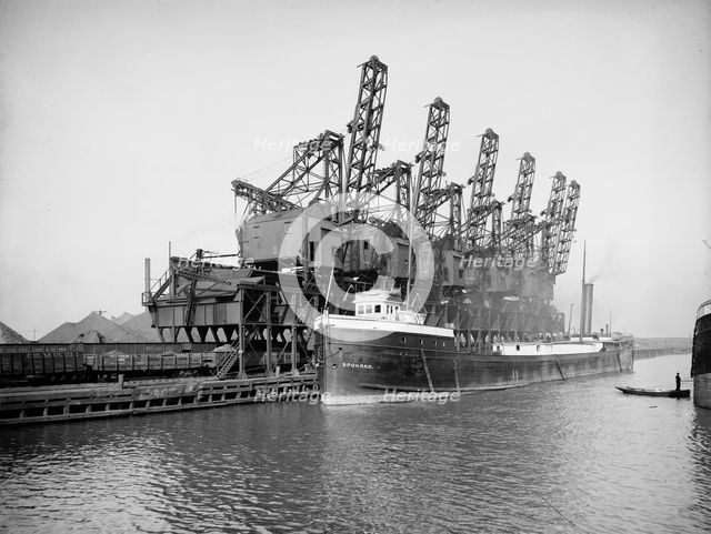 Hoover and Mason clam shell hoists, Cleveland, O[hio], between 1900 and 1906. Creator: Unknown.