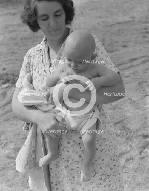 Hop picker's family, near Grants Pass, Josephine County, Oregon, 1939. Creator: Dorothea Lange.