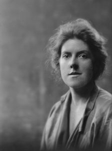 Hope, Mary, Miss, portrait photograph, 1916. Creator: Arnold Genthe
