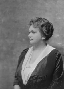 Hopkins, G.B., Mrs., portrait photograph, 1916 Apr. 14. Creator: Arnold Genthe
