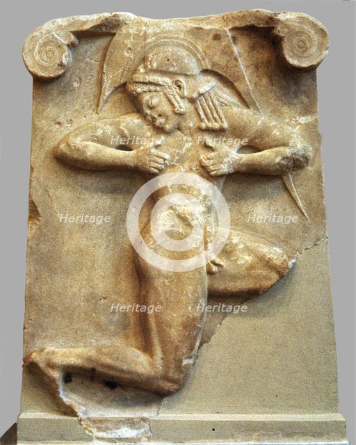 Hoplitodromo funeral stele in marble, depicting a nude man with helmet participating in a race.