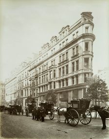 Horse-drawn cabs on Northumberland Avenue, Westminster, London, 1885. Artist: Henry Bedford Lemere