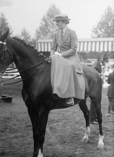 Horse Shows - Mrs. C.A. Munn, 1916. Creator: Harris & Ewing
