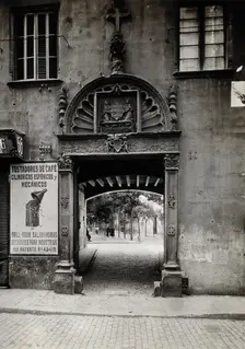 Hospital de la Santa Cruz, Barcelona: the door leading through to the courtyard, c1900. Creator: Unknown