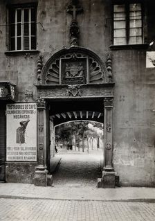 Hospital de la Santa Cruz, Barcelona: the door leading through to the courtyard, c1900. Creator: Unknown