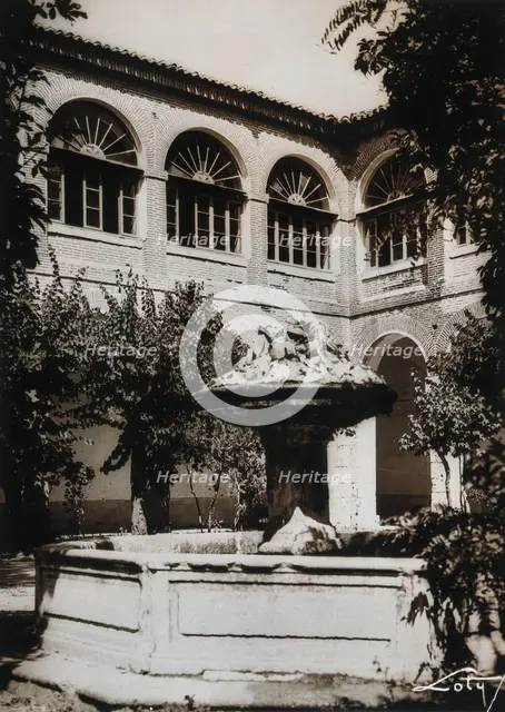 Hospital, Medina del Campo: the fountain in the courtyard, c1900. Creator: Unknown.