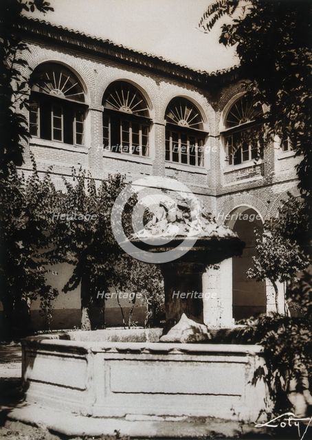 Hospital, Medina del Campo: the fountain in the courtyard, c1900. Creator: Unknown.