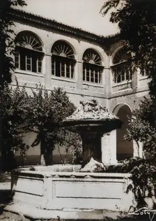 Hospital, Medina del Campo: the fountain in the courtyard, c1900. Creator: Unknown
