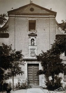 Hospital, Medina del Campo: exterior with doorway, c1900. Creator: Unknown