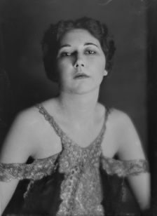 Hawksworth, Miss, portrait photograph, 1915. Creator: Arnold Genthe