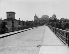 Hawk St. [Street] viaduct and state capitol, Albany, N.Y., between 1900 and 1910. Creator: Unknown