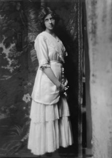 Hadden, Edith, portrait photograph, 1913. Creator: Arnold Genthe