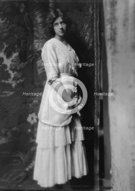 Hadden, Edith, portrait photograph, 1913. Creator: Arnold Genthe.