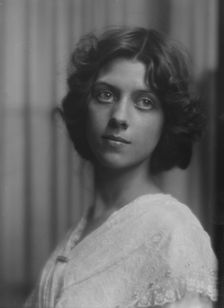 Hadden, Edith, portrait photograph, 1913. Creator: Arnold Genthe