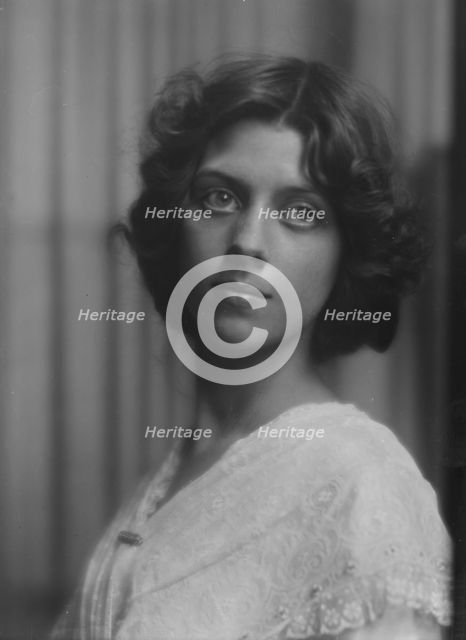 Hadden, Edith, portrait photograph, 1913. Creator: Arnold Genthe.