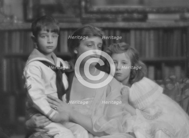 Haggin, Ben Ali, Jr., Mrs., and children, portrait photograph, 1916 Mar. 31. Creator: Arnold Genthe.