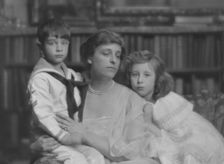 Haggin, Ben Ali, Jr., Mrs., and children, portrait photograph, 1916 Mar. 31. Creator: Arnold Genthe