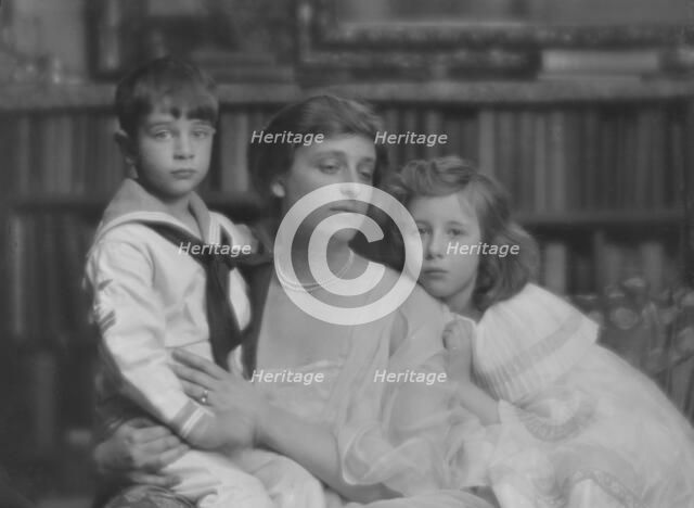 Haggin, Ben Ali, Jr., Mrs., and children, portrait photograph, 1916 Mar. 31. Creator: Arnold Genthe.