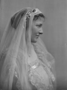 Hall, Ruth, Miss (Mrs. Baldwin Smith), portrait photograph, 1917 Feb. 20. Creator: Arnold Genthe