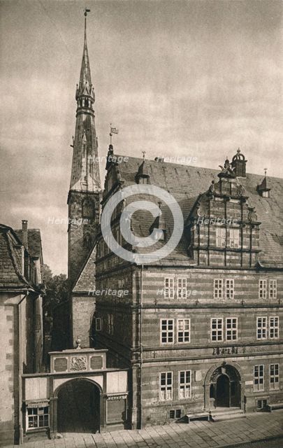 'Hameln Hochzeitshaus, 1931. Artist: Kurt Hielscher.