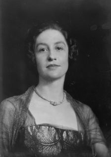 Hamilton, Gertrude, Miss, portrait photograph, 1917 Apr. 30. Creator: Arnold Genthe