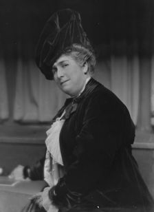 Hamilton, E.H., Mrs., portrait photograph, 1913 or 1914. Creator: Arnold Genthe