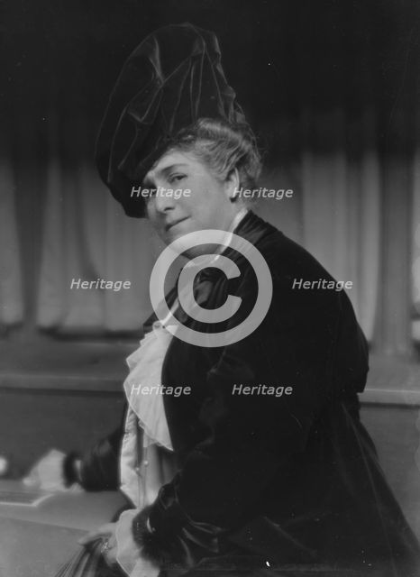 Hamilton, E.H., Mrs., portrait photograph, 1913 or 1914. Creator: Arnold Genthe.