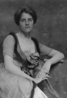 Hamilton, Helen M., Miss, portrait photograph, 1913 Dec. 18. Creator: Arnold Genthe