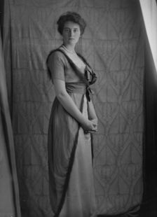 Hamilton, Helen M., Miss, portrait photograph, 1913 Dec. 18. Creator: Arnold Genthe