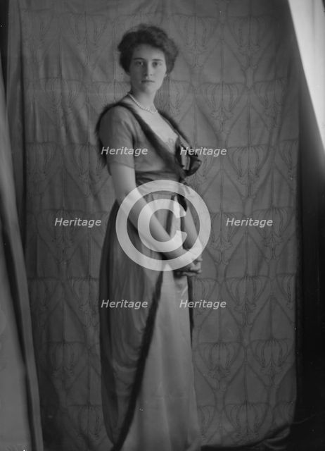 Hamilton, Helen M., Miss, portrait photograph, 1913 Dec. 18. Creator: Arnold Genthe.