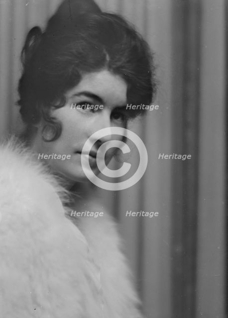 Hamilton, Helen, Miss, portrait photograph, ca. 1913. Creator: Arnold Genthe.