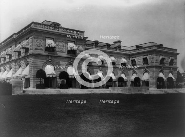 Hamilton Rice home, Newport, Rhode Island, exterior view, between 1917 and 1927. Creator: Frances Benjamin Johnston.