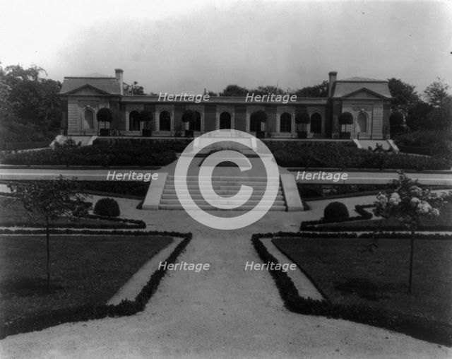 Hamilton Rice home, Newport, Rhode Island, exterior view, between 1917 and 1927. Creator: Frances Benjamin Johnston.