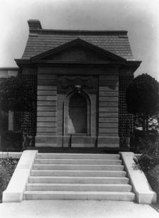 Hamilton Rice Home in Newport, Rhode Island, exterior view showing side of..., between 1917 and 1927 Creator: Frances Benjamin Johnston